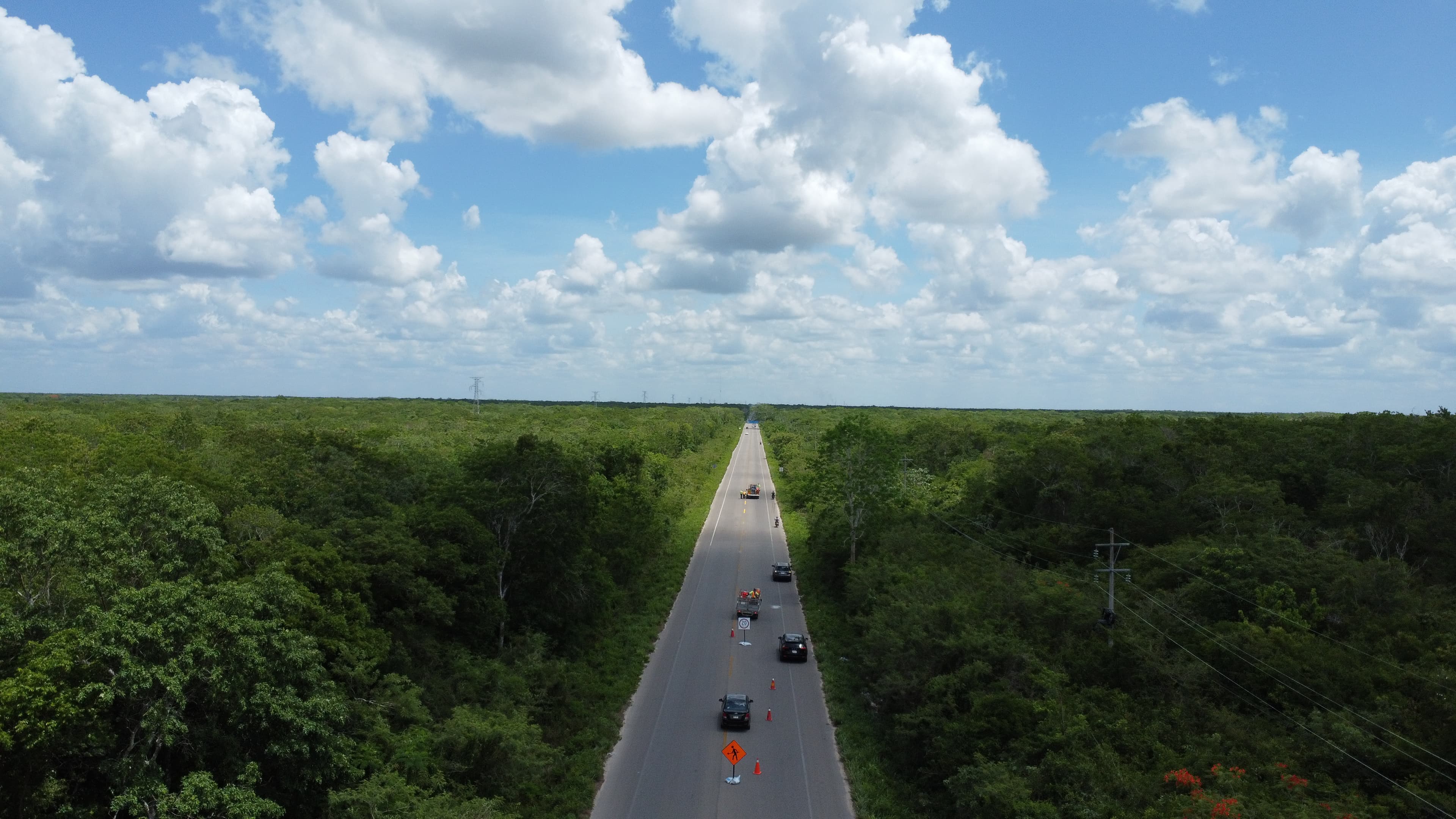 Carretera con trabajos de infraestructura vial